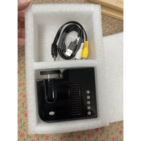 LED Projector Time to Enjoy LED Mini UC28C SMP Series Audio Photo Video E-Book - Picture 4 of 5